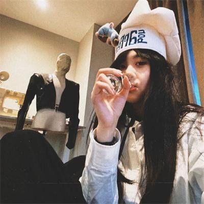 玻璃橱窗中的姑娘